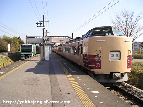 成田線普通845M列車と交換する成田臨183
