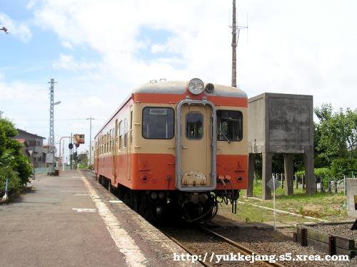 蒸気機関車時代の給水塔とキハ20