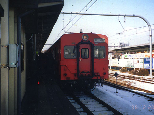 拝島駅停車中の下り列車