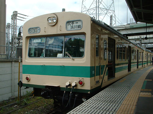 浜川崎駅に停車中の101系電車
