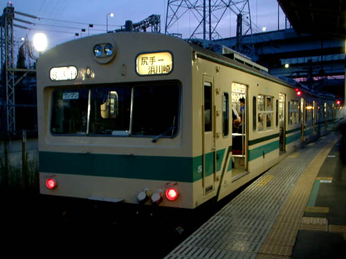 夕刻の浜川崎で発車を待つ101系