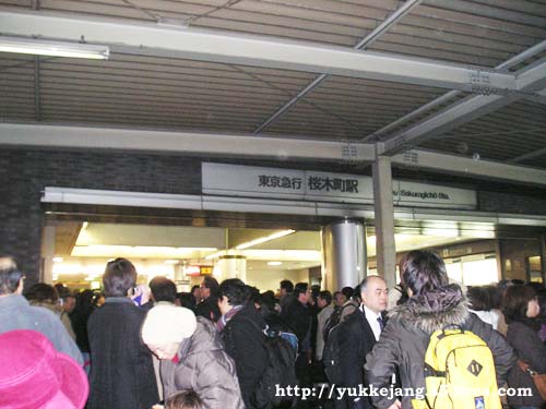 混雑する桜木町駅入口