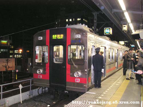 桜木町駅に停車する東横線電車