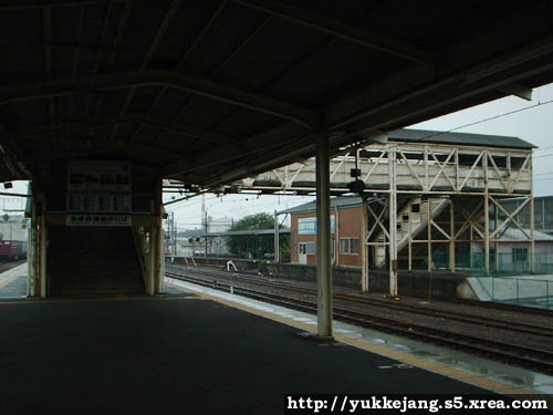 東海道線 - 岳南鉄道の駅と繋がる跨線橋