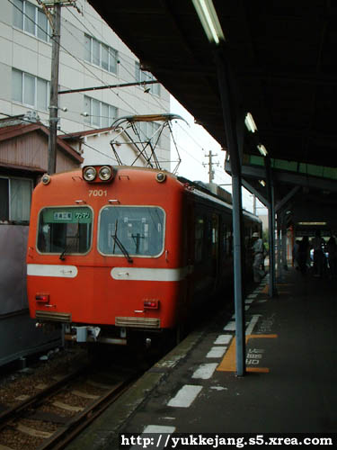 岳南鉄道 - 電車と吉原本町駅ホーム