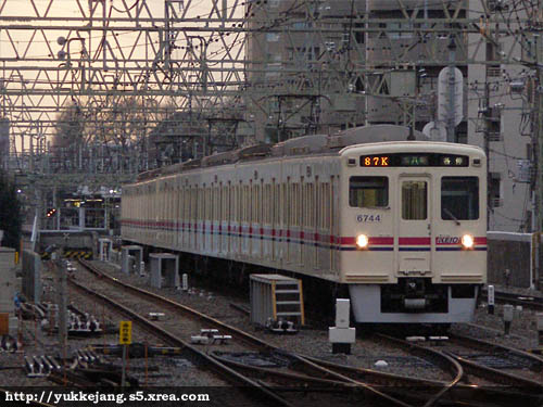 笹塚駅西側の留置線で出発を待つ京王6030系