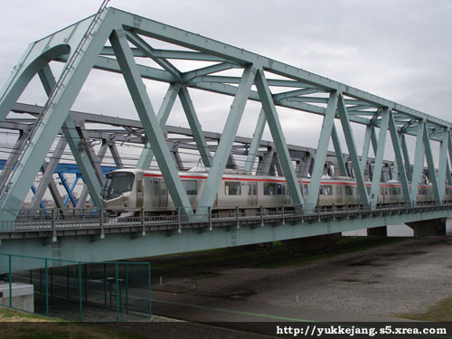 つくばエクスプレス TX-1000系 - 荒川橋梁を渡る試運転列車