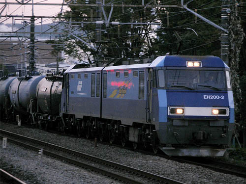 夕刻の武蔵野線を行くEH200牽引の貨物列車