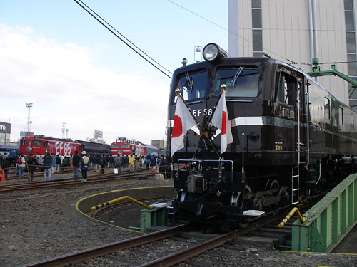 EF5861電気機関車 - 他の展示車両とともに
