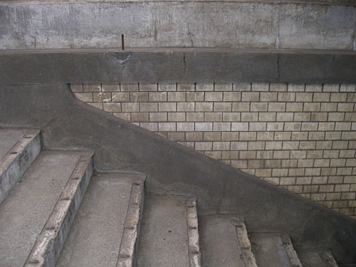 階段と壁面のタイル