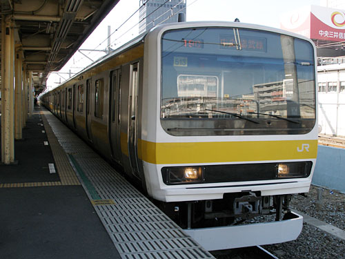 中野駅を発車する総武線209系500番台