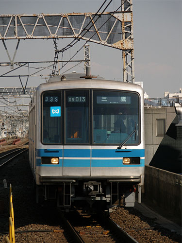 高円寺駅に進入する東西線05系