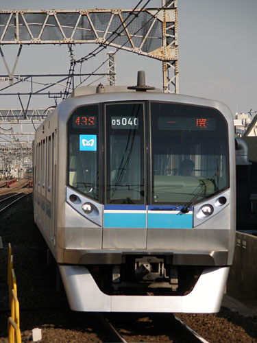 高円寺駅に進入する東西線05系(2)