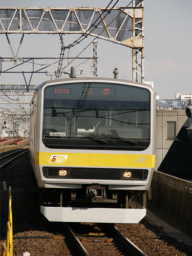 高円寺駅に進入する総武線E231系