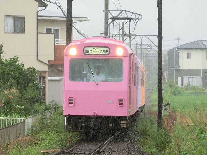 大雨の中、西日野駅へ向かう電車
