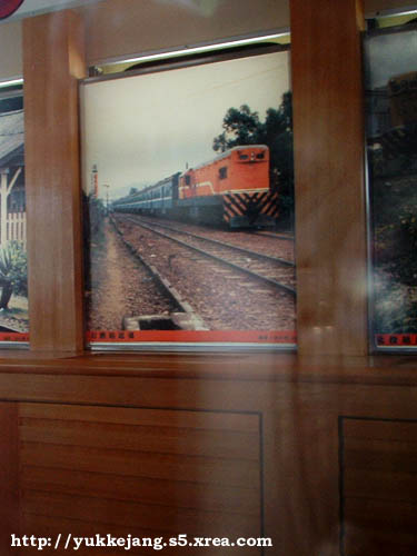 車内に展示された当時の淡水線列車の写真