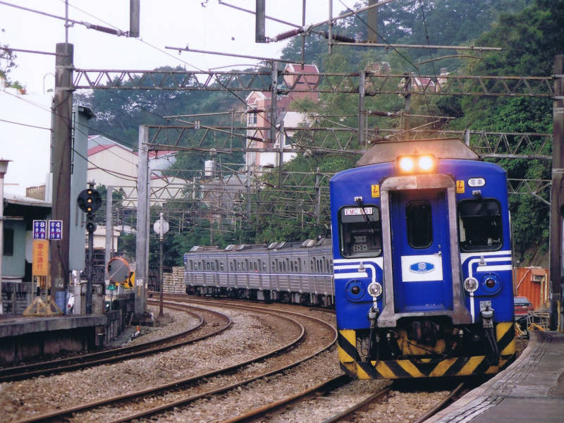 山佳駅に進入する普通電車